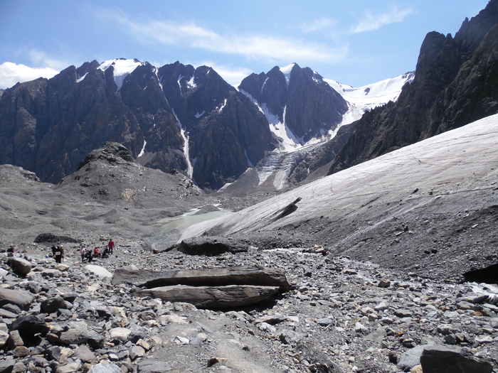 Мутная лужа посреди фото-начало реки Актру.