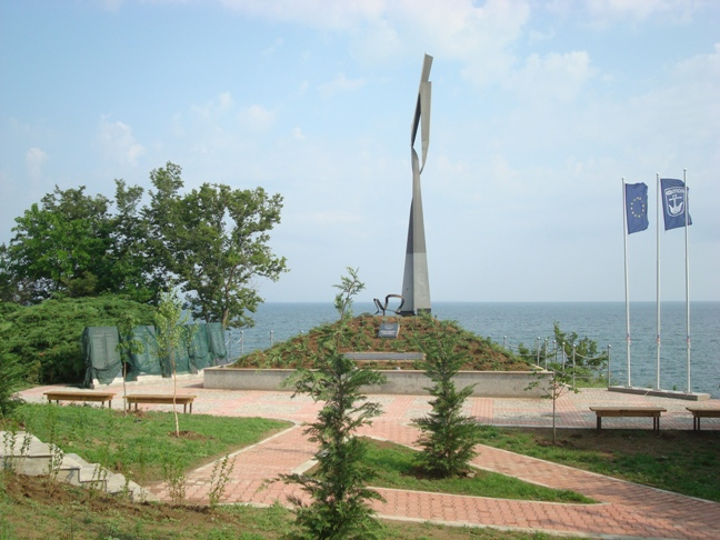 Памятник погибшим советским подводникам близ Созопола (Болгария).