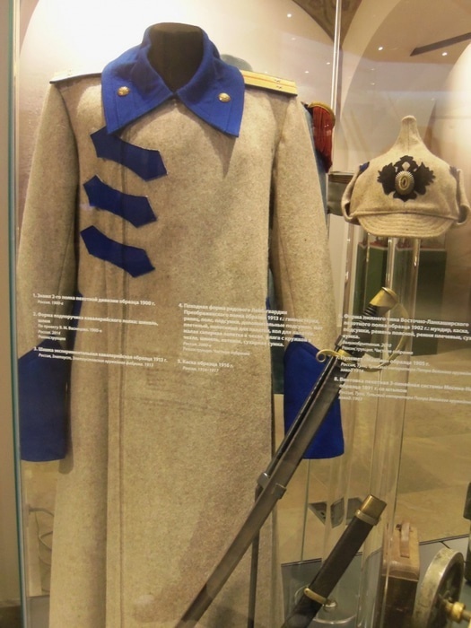 Данный образец - вольная фантазия на предмет того, что было бы, если бы, такой кафтан применялся в царской армии, к истории отношения не имеет, но в качестве примера подходит.