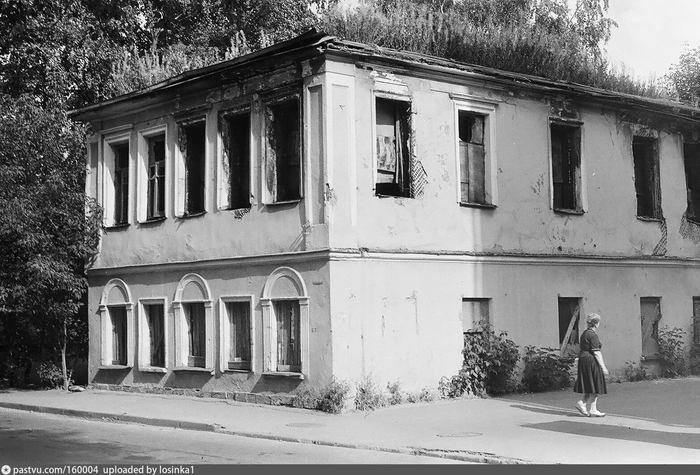 Здание усадьбы Коровиных в Товарищеском переулке (№24) в 1982-1983 годах. Автор фото: И. Нагайцев. С сайта <!--noindex--><a href="https://pikabu.ru/story/istoriya_pereulka_moskvyi_nazvaniya_kotorogo_mnogie_ranshe_boyalis_12462937?u=http%3A%2F%2Fwww.pastvu.com&t=www.pastvu.com&h=3a9dc09f3a362ad923b8078d477795b9581f7c33" title="http://www.pastvu.com" target="_blank" rel="nofollow noopener">www.pastvu.com</a><!--/noindex-->.