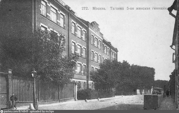 Товарищеский (тогда ещё Дурной) переулок в 1912 году. Вид от Таганской улицы. Слева здание 5-й женской гимназии. С сайта <!--noindex--><a href="https://pikabu.ru/story/istoriya_pereulka_moskvyi_nazvaniya_kotorogo_mnogie_ranshe_boyalis_12462937?u=http%3A%2F%2Fwww.pastvu.com&t=www.pastvu.com&h=3a9dc09f3a362ad923b8078d477795b9581f7c33" title="http://www.pastvu.com" target="_blank" rel="nofollow noopener">www.pastvu.com</a><!--/noindex-->.