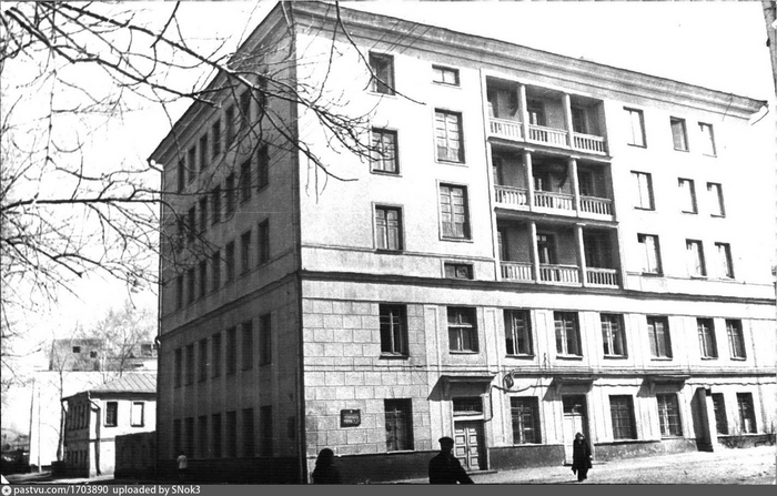 Товарищеский переулок в 1977 году. На переднем плане дом №22. Его строили в 1911-м, как училище. Сейчас тут располагается Городской методический центр. Автор фото: Ефимов. С сайта <!--noindex--><a href="https://pikabu.ru/story/istoriya_pereulka_moskvyi_nazvaniya_kotorogo_mnogie_ranshe_boyalis_12462937?u=http%3A%2F%2Fwww.pastvu.com&t=www.pastvu.com&h=3a9dc09f3a362ad923b8078d477795b9581f7c33" title="http://www.pastvu.com" target="_blank" rel="nofollow noopener">www.pastvu.com</a><!--/noindex-->.