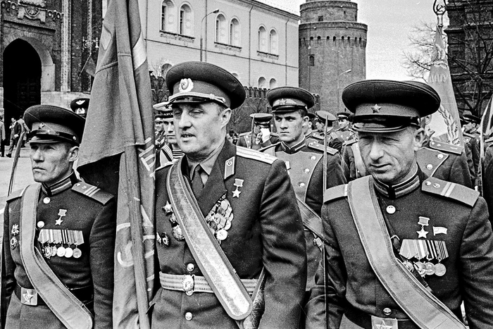 Михаил Егоров (слева) и Мелитон Кантария (справа) на параде Победы 9 мая 1965 года