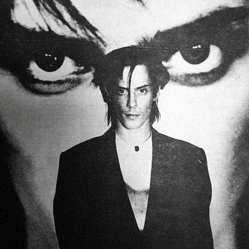 Вокалист BAUHAUS, икона готик-рока и пост-панка Питер Мерфи, образом которого вдохновлялся автор комикса Джеймс О’Барр, при создании персонажа Эрика Дрэйвена.