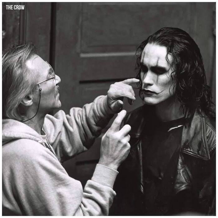 Нанесение грима. Как и ко всему на съёмочной площадке, к данному процессу Брэндон относился очень серьёзно и ответственно, со временем возложив часть его на себя.