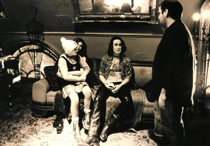 Рошель Дэвис (Сара) на руках у Софии Шинас (Шелли), Брэндон Ли (Эрик Дрэйвен) и режиссёр Алекс Пройас.