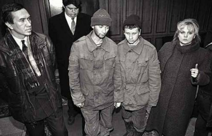 Пленные танкисты. Справа запечатлена Элла Памфилова, ныне председатель Центральной избирательной комиссии РФ. В 1994 году она являлась председателем Совета по соц.политике и выступала против Чеченской войны.