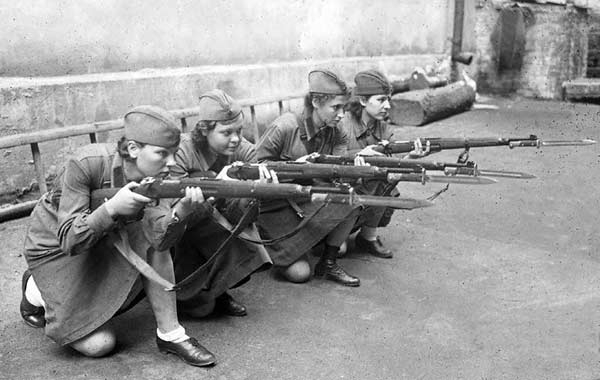          , 1942-43 . ( )   ,  , ,  , , ,   , , , , ,  , 