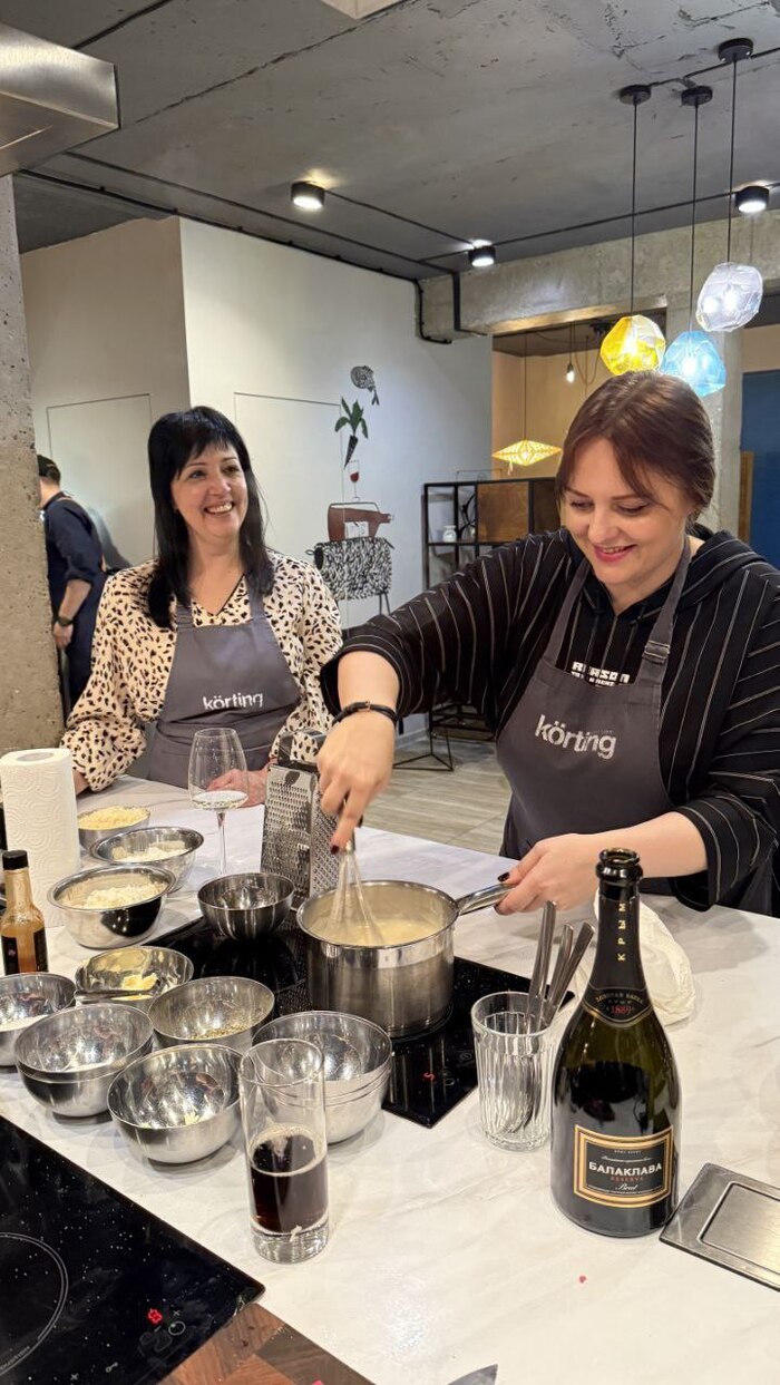 Это я готовлю соус бешамель. Зовут Мила. 44 года. Рост 162 см. Вес вы видели на фото выше)