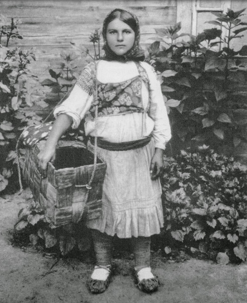 Девушка из деревни Велемичи Столинского района, довоенный снимок