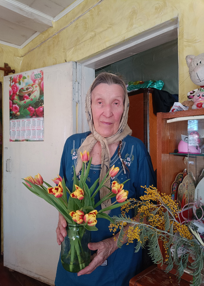 Приехала к бабушке 8-го марта и поздравила) Она обрадовалась.