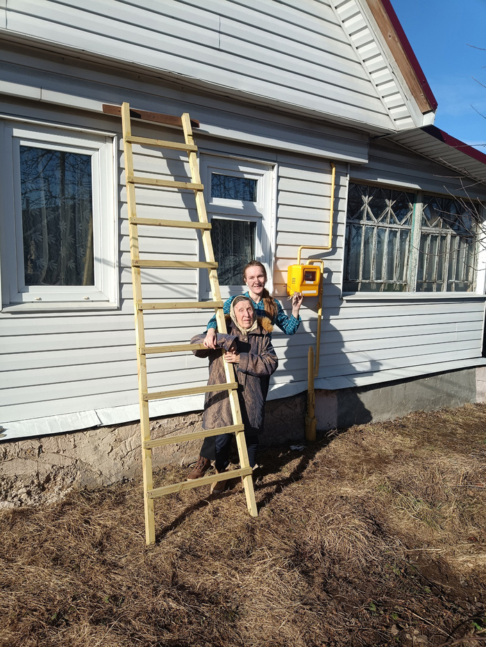Бабушка вышла осмотреть работу и сфоткаться