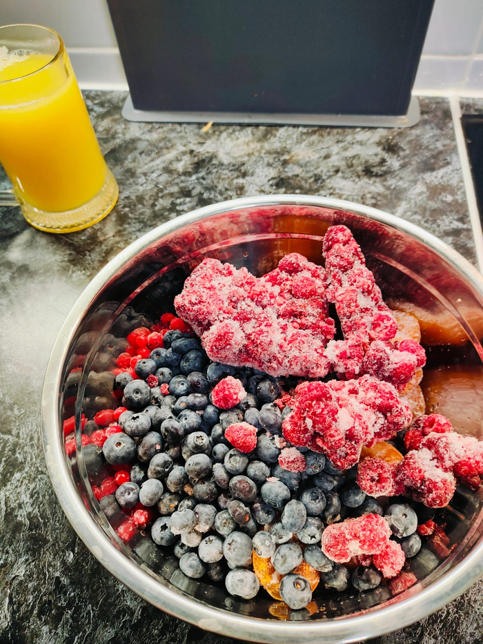 Ягоды заморожен до состояния- камень в морозилке.