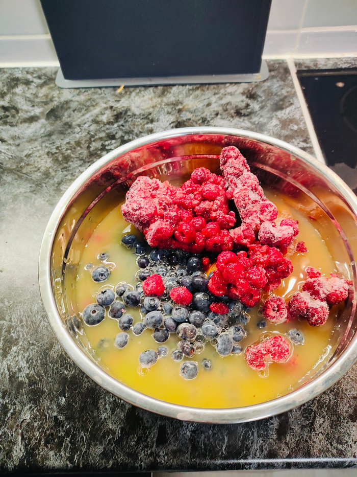 Заливаю ягоды нектаром.