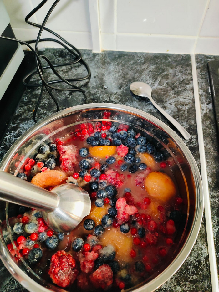 Погружным блендером пробиваю ягоды. Сок начинает кристаллизоваться.