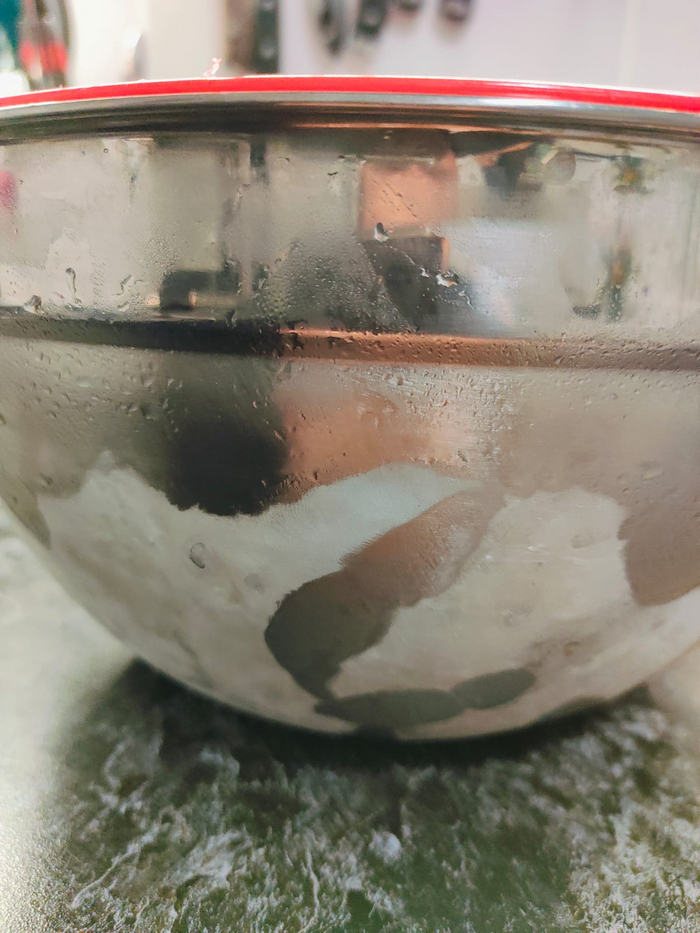 Миска которой готовил покрылась инеем.