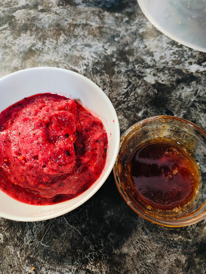 Раскладываю по мисочка. Растапливаю мёд.