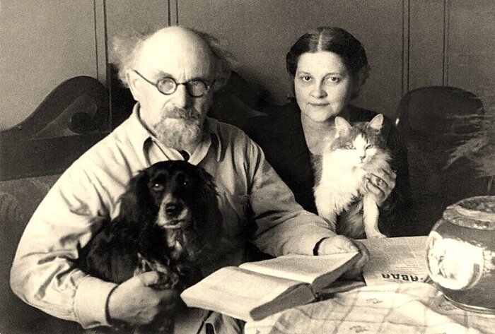 Валерия Дмитриевна, Михаил Михайлович, их собака и кошка.