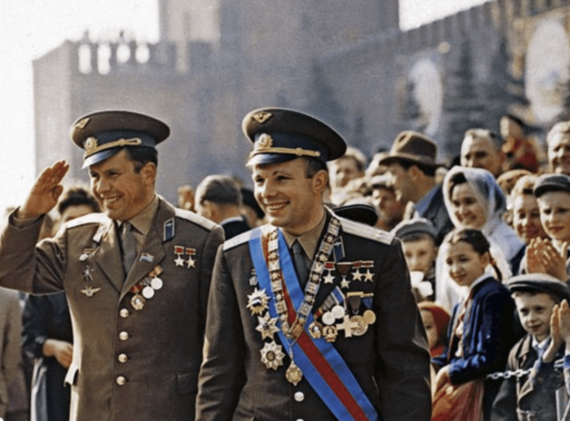 Космонавты Юрий Гагарин и Павел Попович на Красной площади.