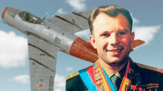 Коллаж: самолёт МиГ-15УТИ и советский лётчик-космонавт Юрий Гагарин