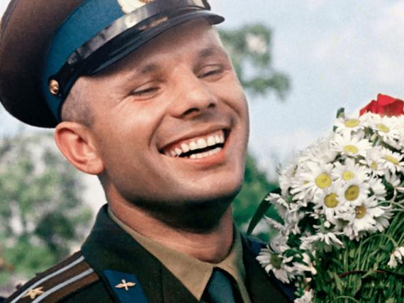 По словам поэта Евгения Евтушенко, «лицо Гагарина было улыбкой Земли, посланной в космос».