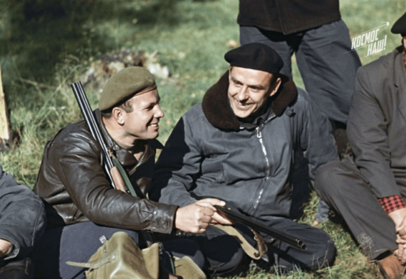 Юрий Гагарин и Владимир Комаров на охоте. 1966 год.