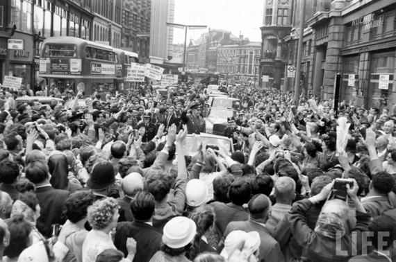 Первого космонавта Юрия Гагарина приветствуют жители Лондона. Великобритания. 1961г.