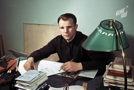 Лётчик-космонавт Юрий Гагарин в своём рабочем кабинете.
