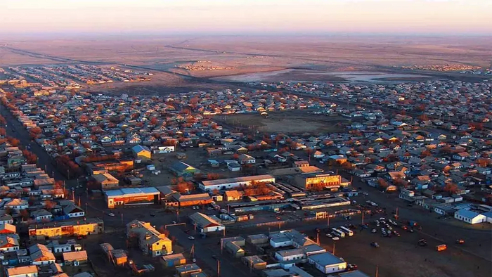 Город Аральск, бывший крупным портом. На фотографии море за горизонтом в 25 километрах.