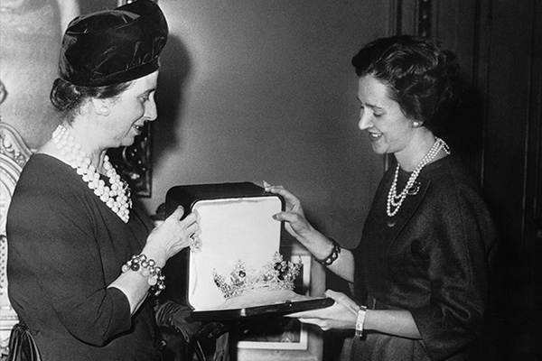 Жена диктатора Франко Кармен Поло любуется драгоценностями (слева)