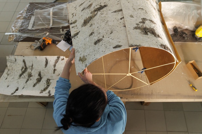 Делаем арт-объект для заведения, посетители которого смогут в любой момент включить Безрукова и обнять березку.