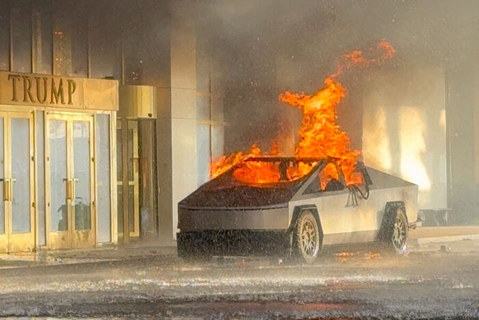 Tesla Cybertruck горит на месте происшествия