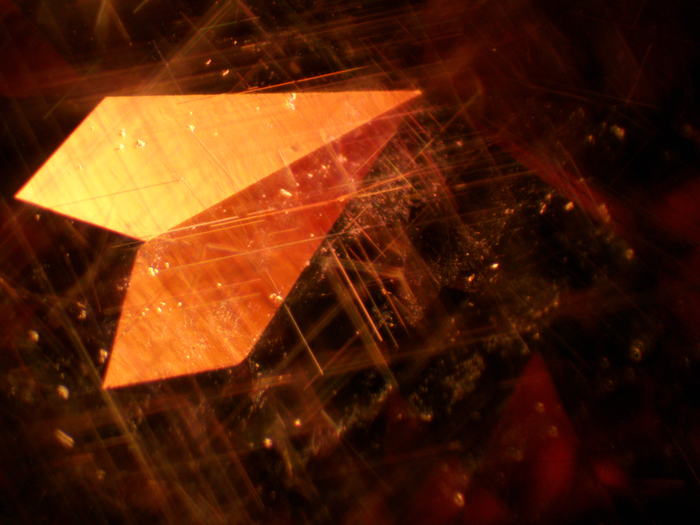 Тонкие волоски виднеющиеся тут и там — всё тот же рутил, что и в кварце. "Самолётик" — просто бликующие две соседние грани