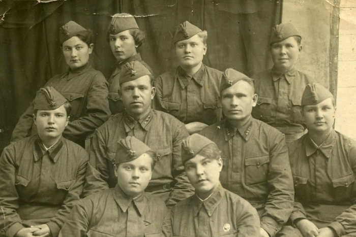 Личный состав 463-го медикосанитарного батальона 327-й стрелковой дивизии, 1941 г. Второй слева в среднем ряду - старший военфельдшер. Воинское звание старший военфельдшер, присваивавшееся в 1937-43 гг., соответствовало старшему лейтенанту.