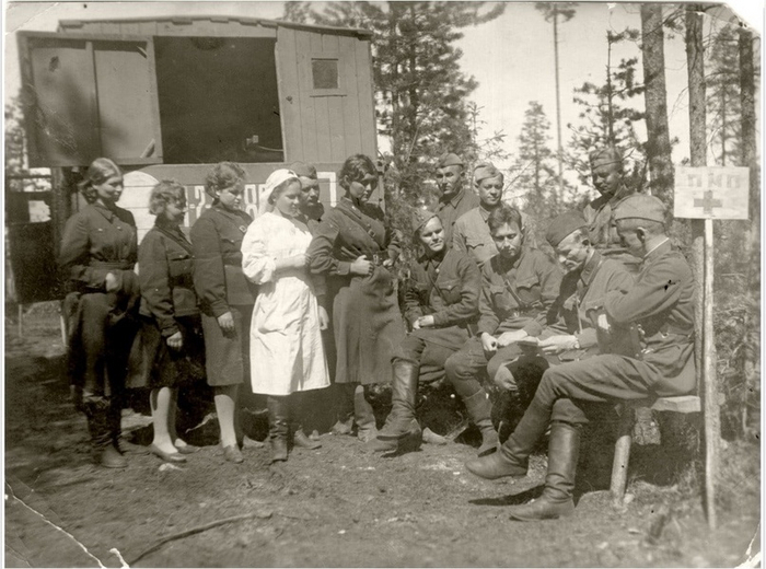 Военные медики на полковом медицинском пункте, Карельский фронт, 1942 г.