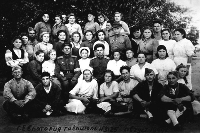 Личный состав эвакогоспиталя № 3125 с раненными, Евпатория, август 1944 г.
