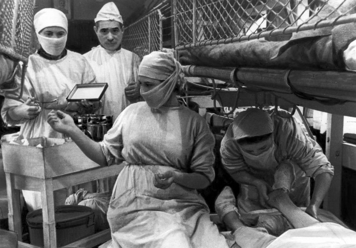 Военные медики проводят операцию в вагоне для тяжелораненых 111-го военно-санитарного поезда. Декабрь 1943 г.