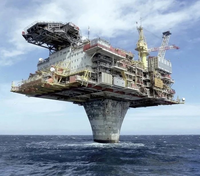 Draugen oil platform in NorwayRoyal Dutch Shell's Draugen oil platform - Informative, Planet