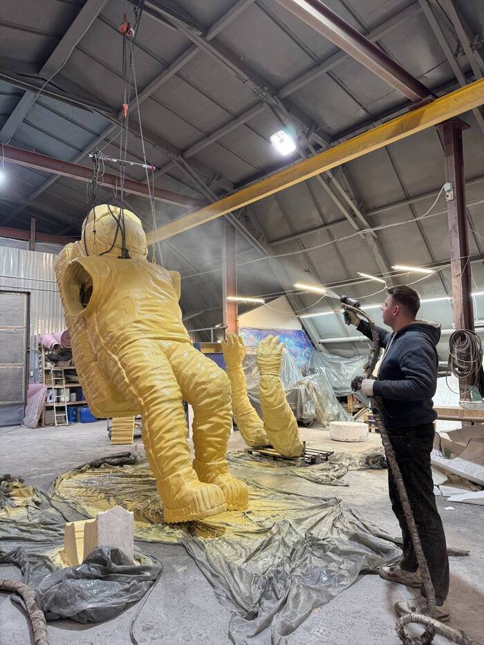 Напыление ППУ на 3D-фигуры из пенопласта - Космическая пена для космонавта!