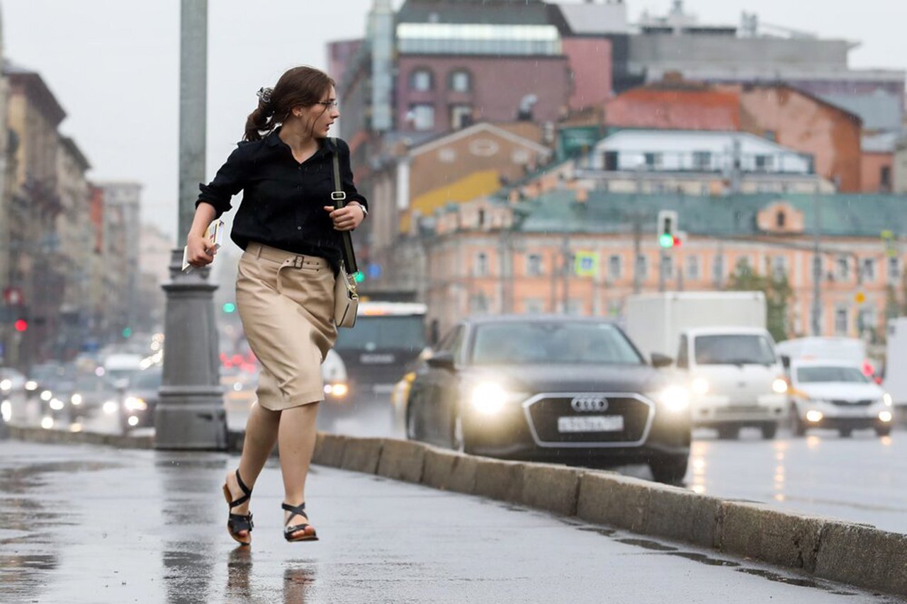 Rain with thunderstorm and wind in Moscow. Photo - Weather, Capital, Moscow, Rain, Wind, June, 2024, Longpost, The photo, Shower, Thunderstorm, Thunder