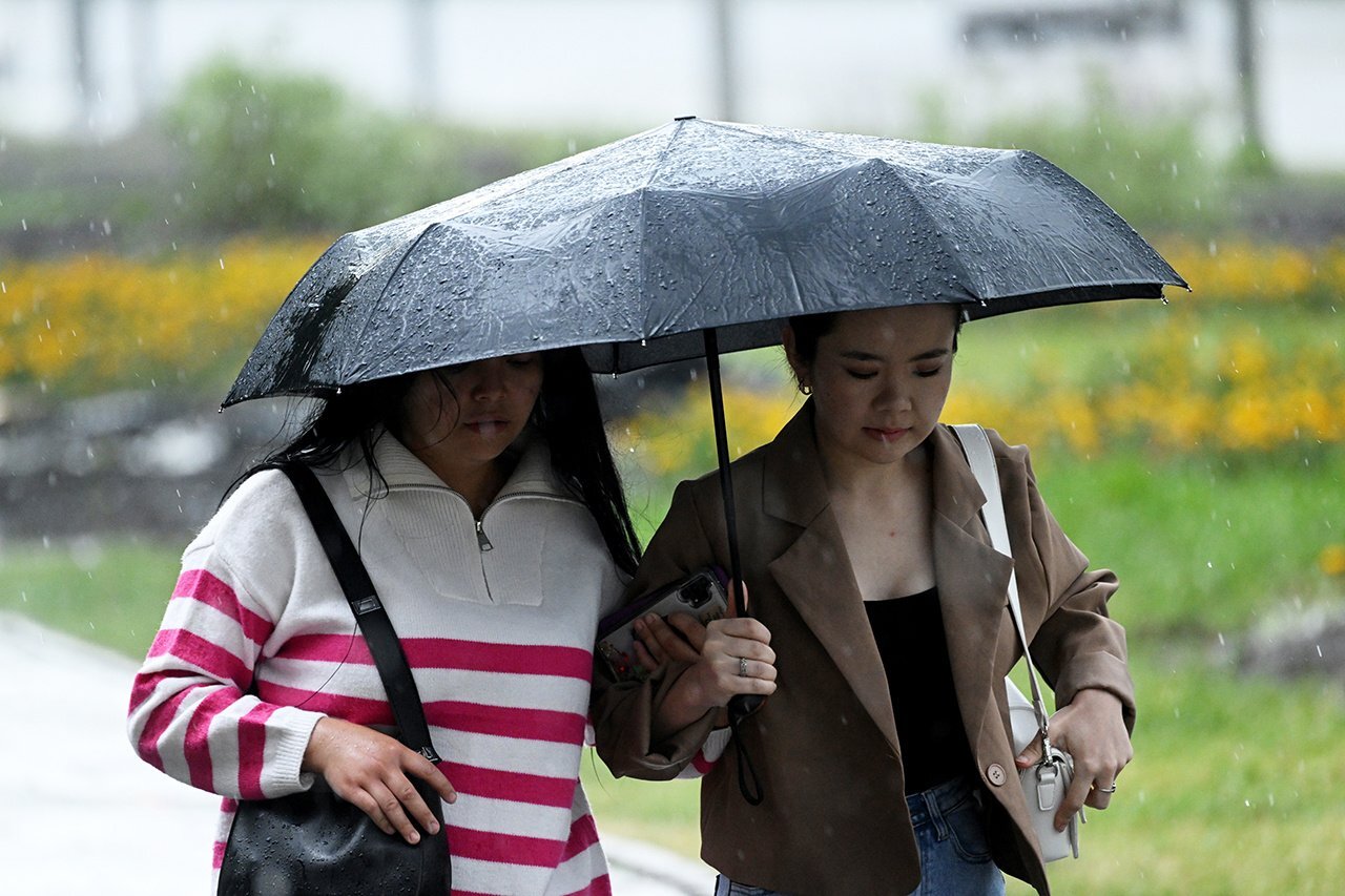 Rain with thunderstorm and wind in Moscow. Photo - Weather, Capital, Moscow, Rain, Wind, June, 2024, Longpost, The photo, Shower, Thunderstorm, Thunder