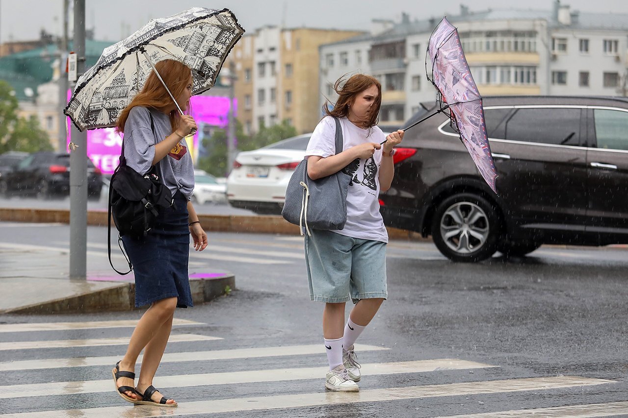 Rain with thunderstorm and wind in Moscow. Photo - Weather, Capital, Moscow, Rain, Wind, June, 2024, Longpost, The photo, Shower, Thunderstorm, Thunder