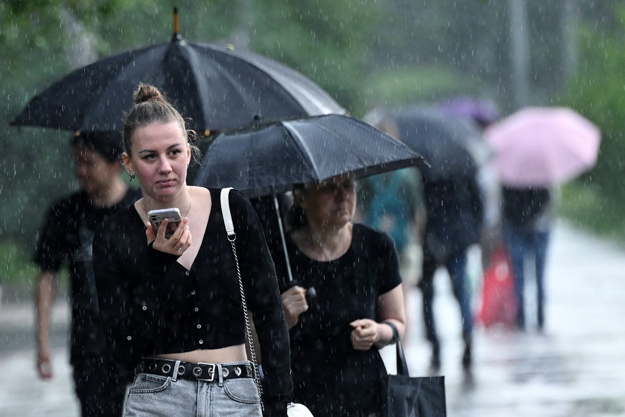 Rain with thunderstorm and wind in Moscow. Photo - Weather, Capital, Moscow, Rain, Wind, June, 2024, Longpost, The photo, Shower, Thunderstorm, Thunder