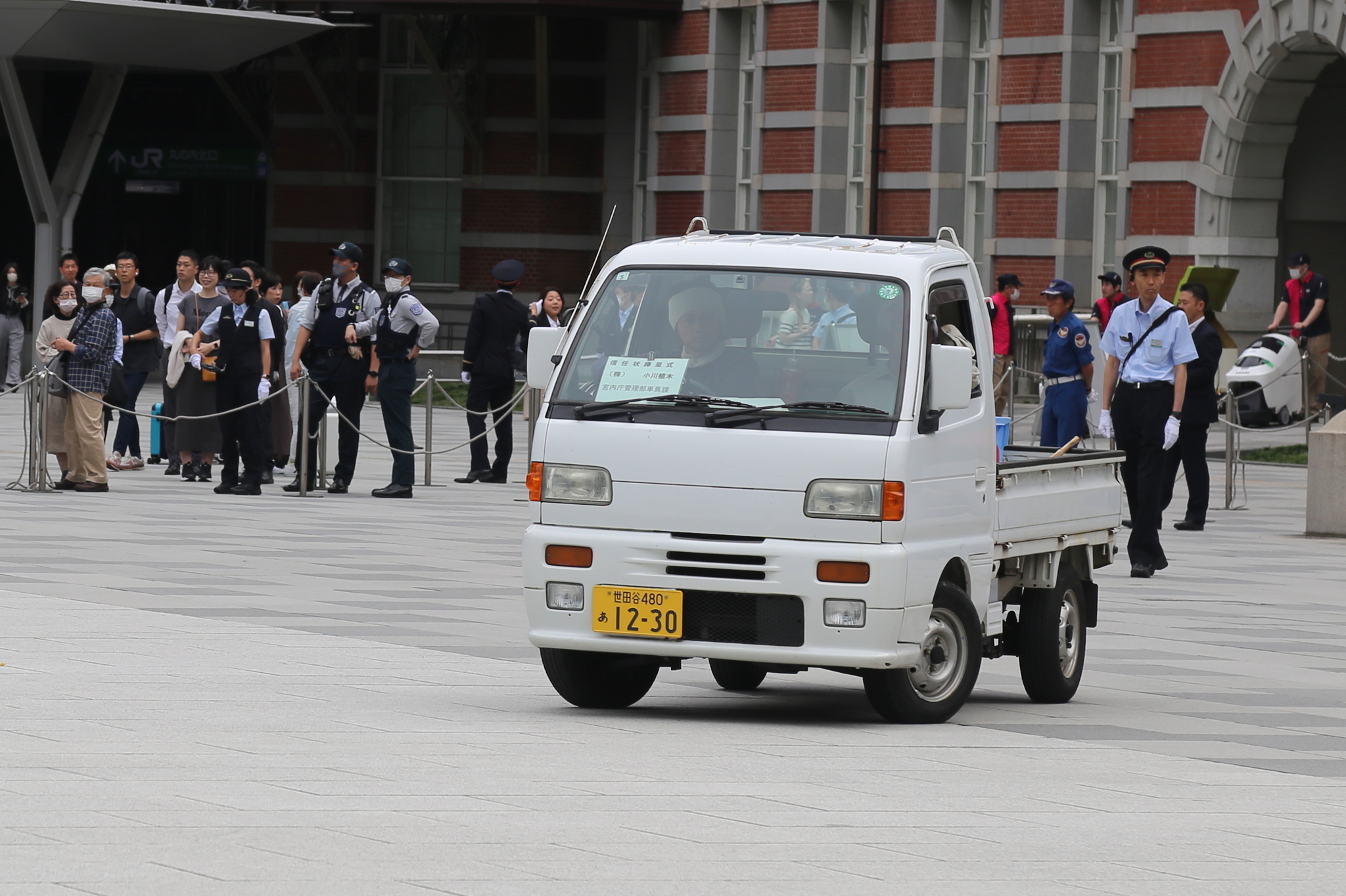 Manure in the center of Tokyo. How do foreign ambassadors to Japan go to pay their respects to the emperor and what does horse manure have to do with it? - My, Japan, Tourism, Facts, The emperor, Traditions, Video, Longpost