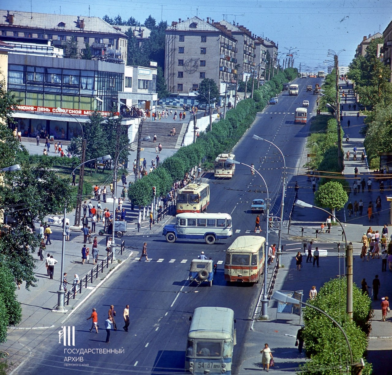 Солнечный красивый летний день. Березники, ул. Пятилетки, СССР, 1979 год |  Пикабу