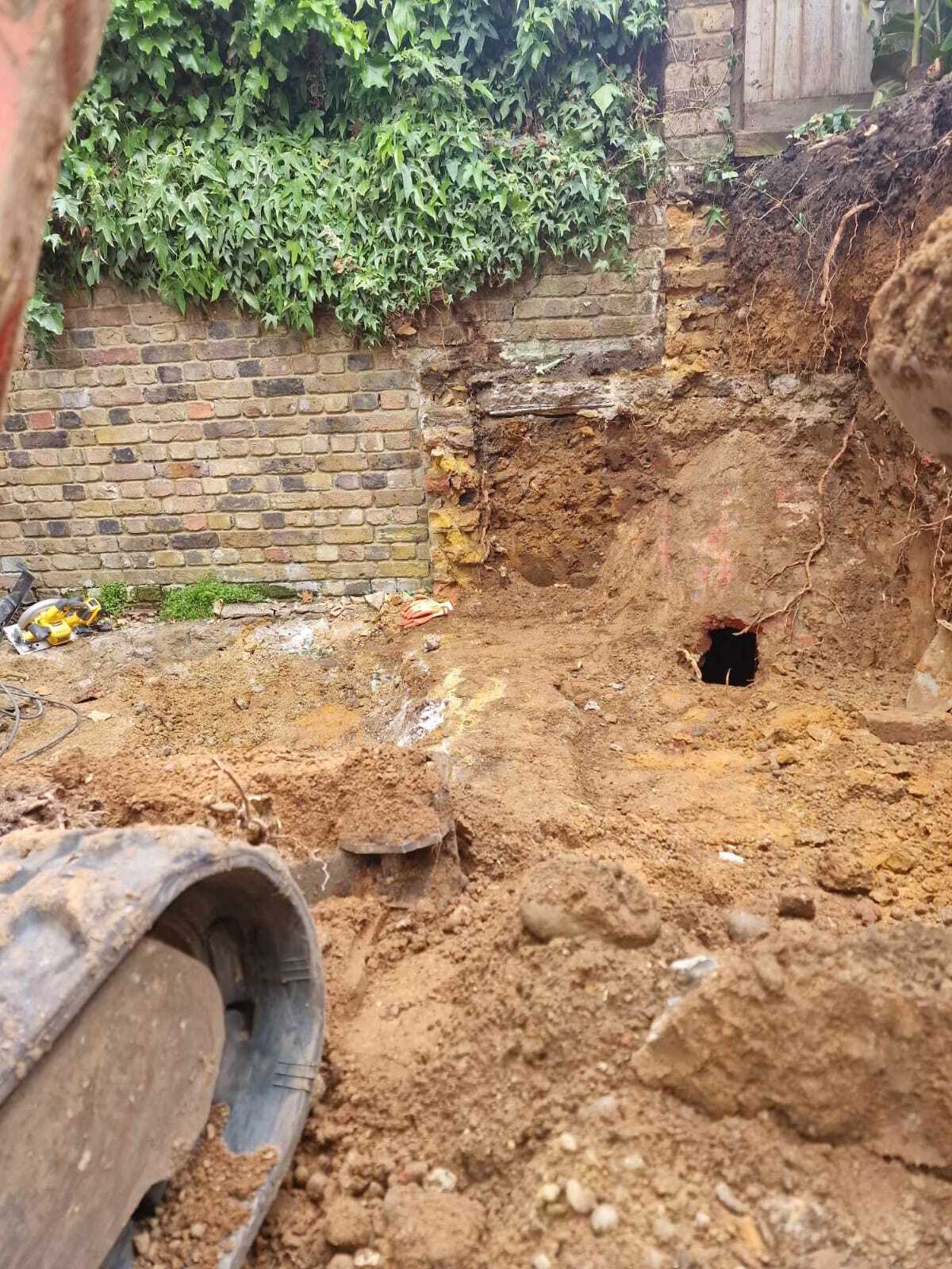 Earthworks in London - My, Vertical video, England, Lodging, The property, London, Building, Home construction, Earthwork, Well, Basement, Builders, Longpost