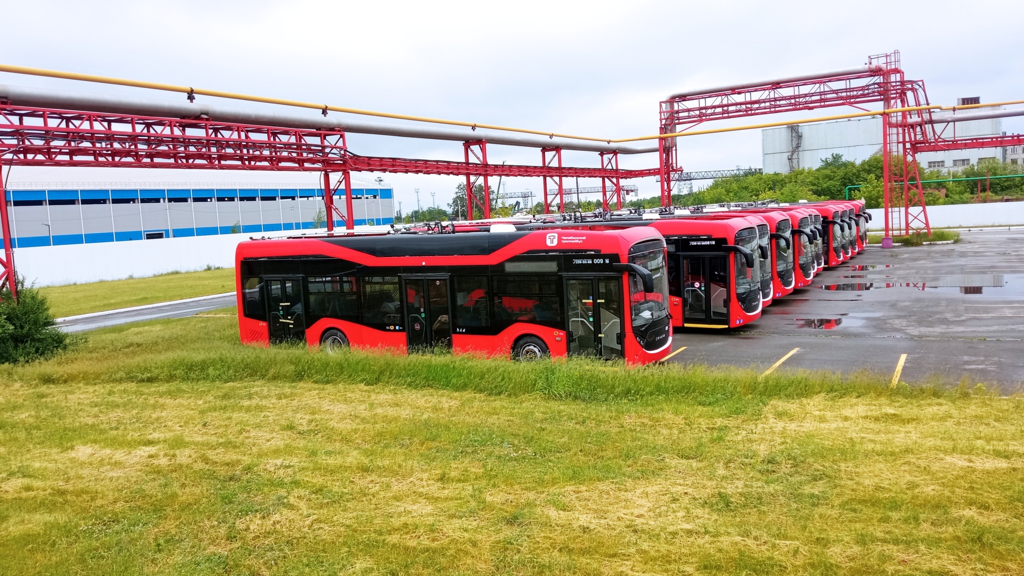 They're standing there, bored. - My, Mobile photography, Trolleybus, Parking, Chelyabinsk