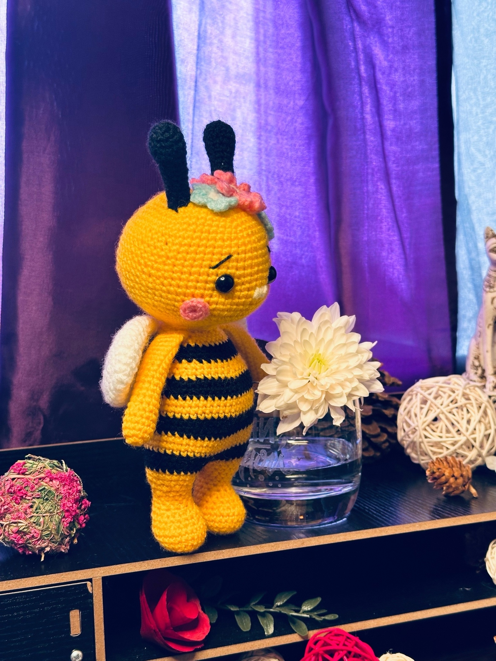 Bee - My, Needlework without process, With your own hands, Crochet, Amigurumi, Knitting, Needlework, Author's toy, Knitted toys, Bees, Flowers, Soft toy, Longpost