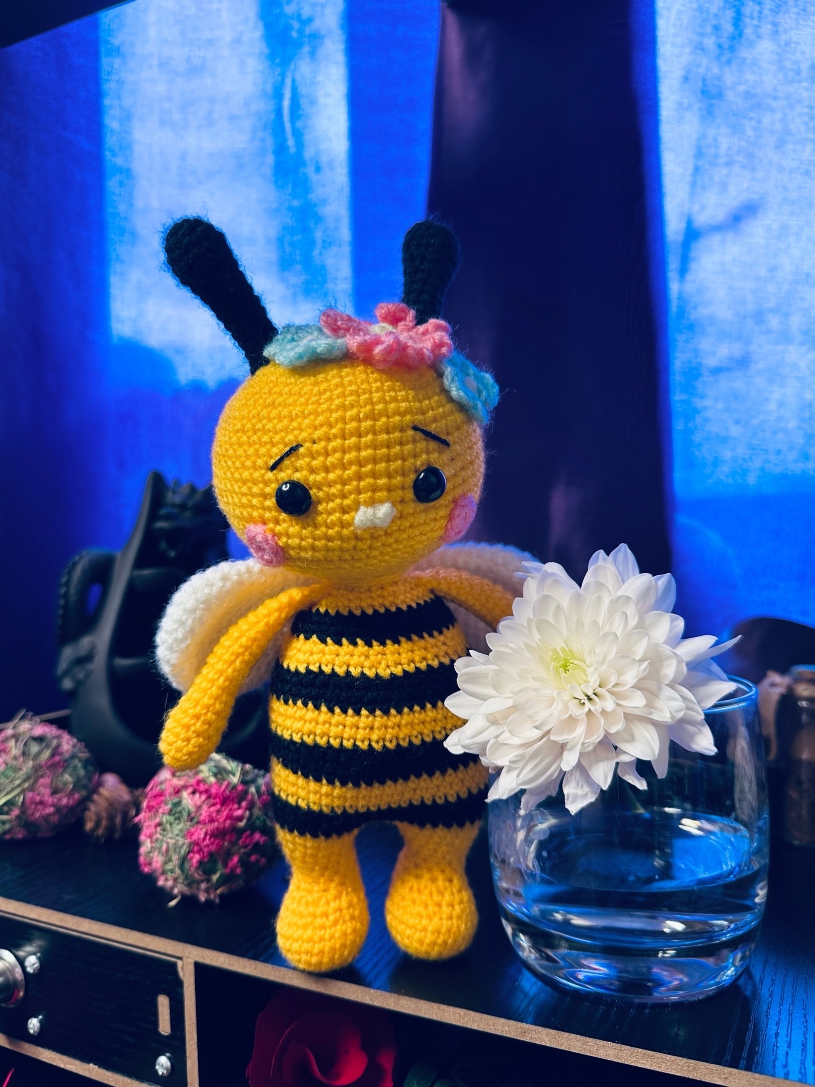 Bee - My, Needlework without process, With your own hands, Crochet, Amigurumi, Knitting, Needlework, Author's toy, Knitted toys, Bees, Flowers, Soft toy, Longpost