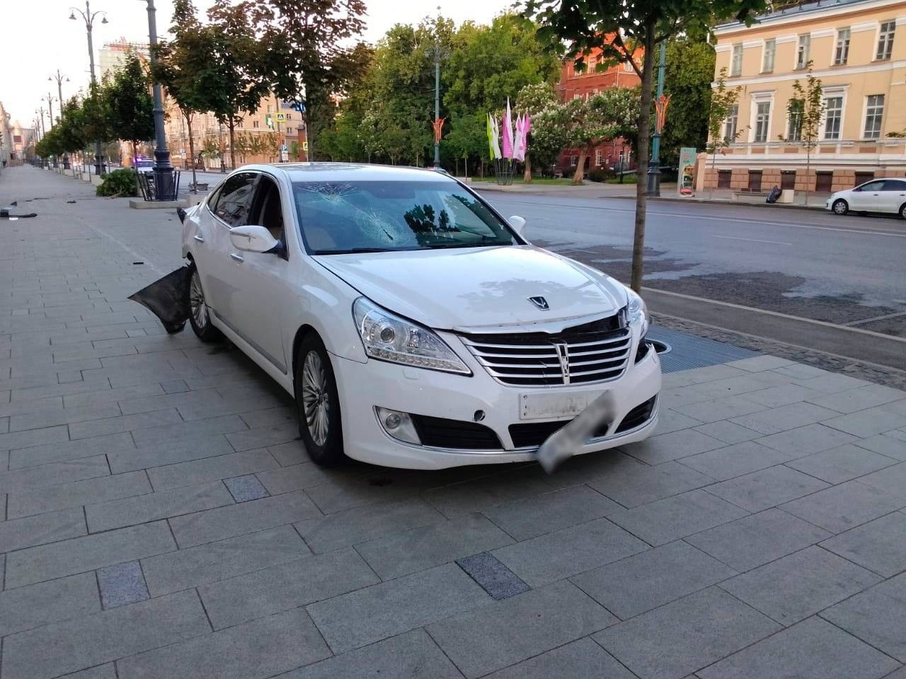 В Воронеже, на проспекте Революции 24-летняя автоледи на «Хендай» «догнала»  другую иномарку | Пикабу